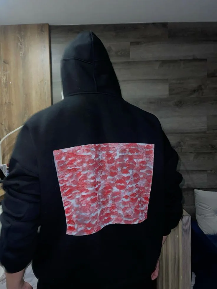 Black Lipstick Kisses Printed Y2K Oversized Streetwear Pullover Hoodie For Men's