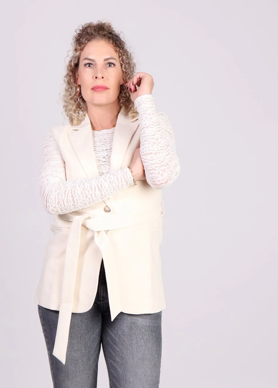 Grace & Mila Nommy gilet met strikceintuur off white